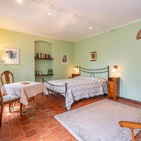 4 Bedroom Lovely In Сasa de vacaciones Lequio Tanaro